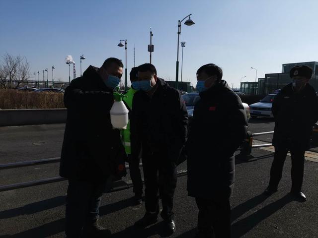 1 陈桂林副秘书长在长春西站消毒点检查